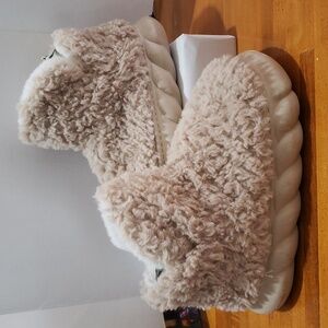 Sweet Home. Fleece Booties; Oatmeal and White; Non Slip Soul;  Size 6 - 6 1/2